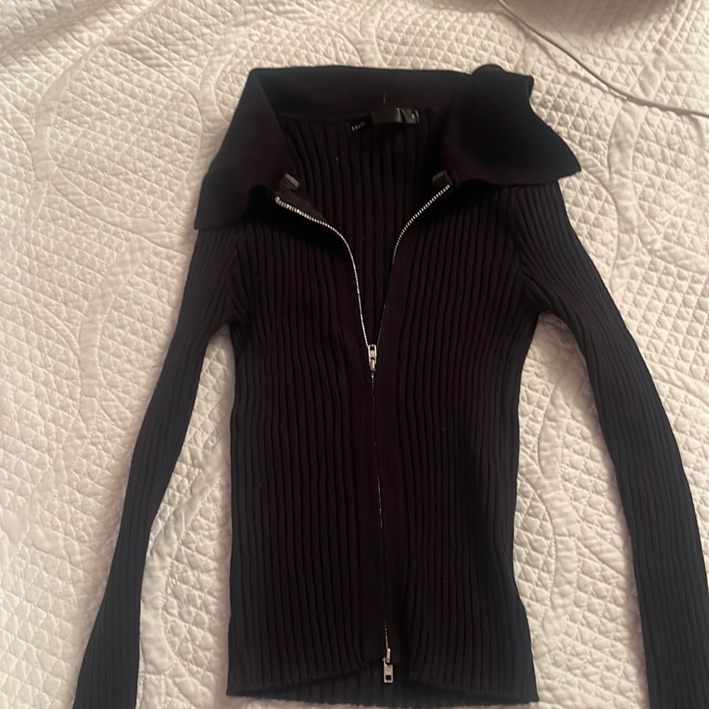 Black collared crop